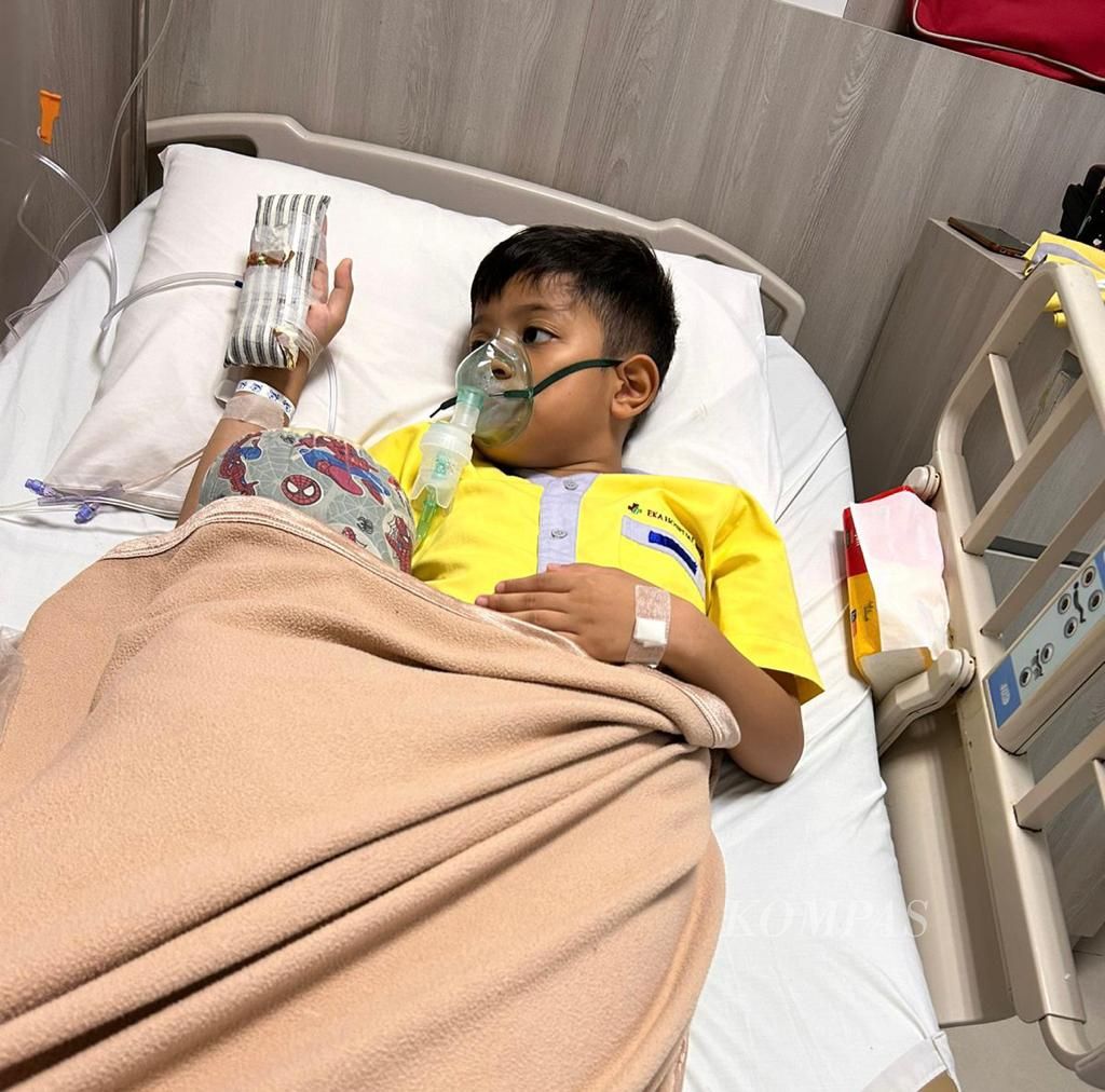 Raya Hari Setyo (8), warga Pamulang, Tangerang Selatan, menjalani perawatan selama lima hari di Eka Hospital BSD, Tangsel, Rabu (2/8/2023). Ia terkena infeksi saluran pernapasan akut akibat menghirup asap pembakaran sampah.