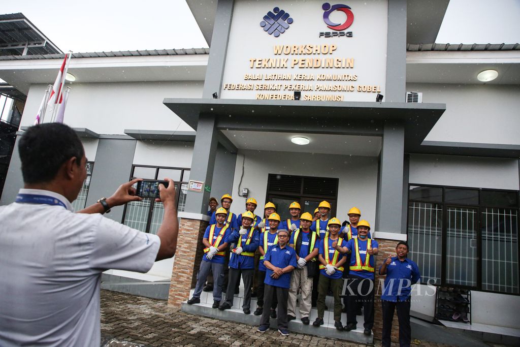 Peserta yang mengikuti pelatihan perawatan pendingin ruangan (AC) berfoto bersama di depan Balai Latihan Kerja (BLK) Komunitas Teknik Pendingin Federasi Serikat Pekerja Panasonic Gobel (FSPPG) di Cipayung, Jakarta Timur, Rabu (31/1/2024). BLK tersebut merupakan hasil dari hubungan industrial yang harmonis antara manajemen Panasonic Gobel dan serikat pekerja. 