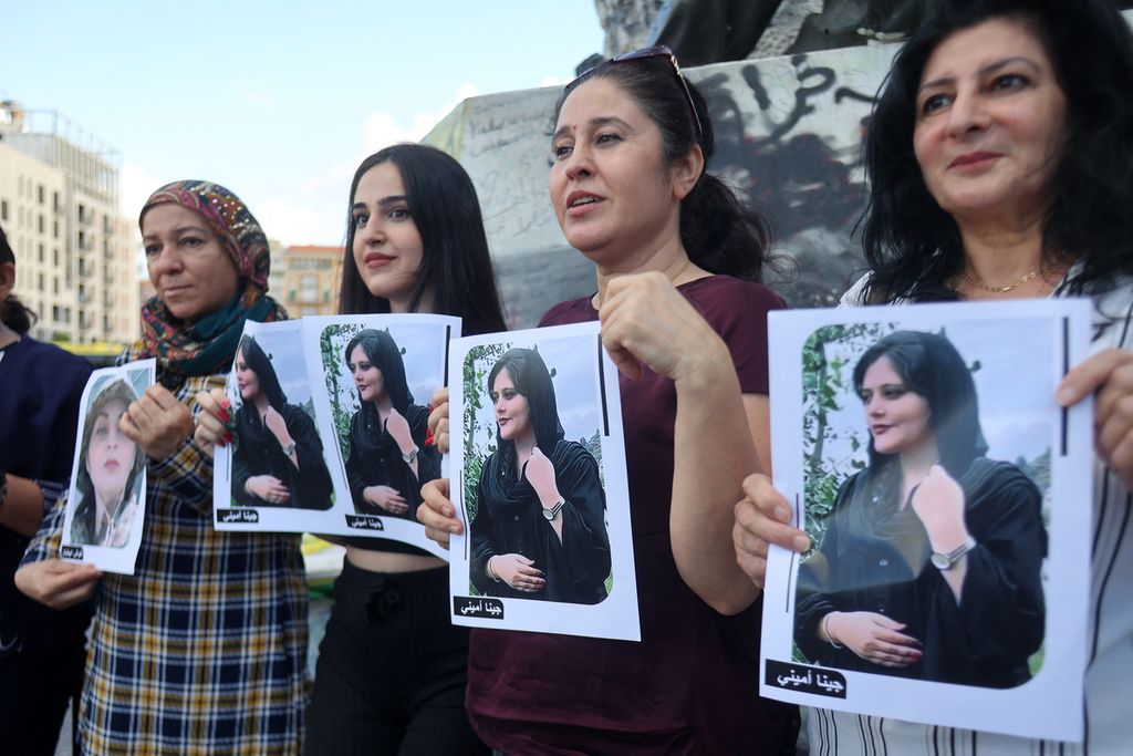 Para perempuan asal Kurdi dan Lebanon membawa foto Mahsa Amini saat menggelar aksi mengecam tindakan Polisi Moral Iran atas tewasnya Mahsa Amini di Beirut, Lebanon, Rabu (21/9/2022).
