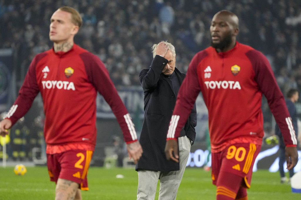 Pelatih AS Roma Jose Mourinho saat pemanasan menjelang laga Piala Italia lawan Lazio, 10 Januari 2024. 