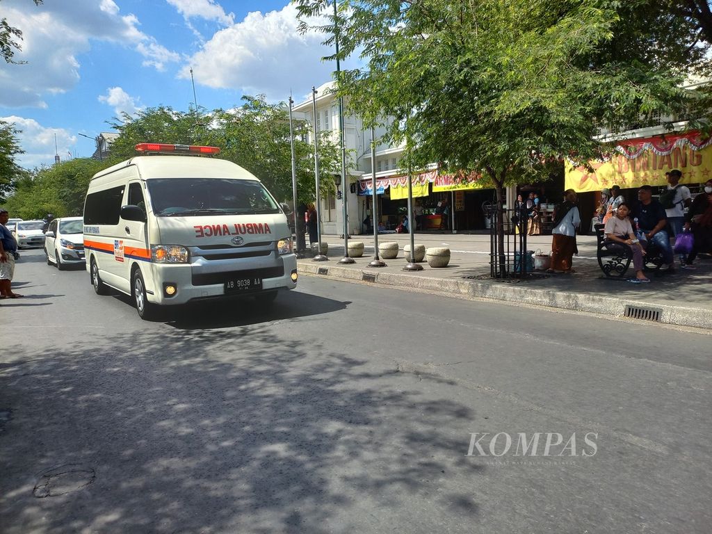 Mobil ambulans yang membawa jenazah pelukis senior Djoko Pekik melintas di kawasan Malioboro, Kota Yogyakarta, Sabtu (12/8/2023). Pekik meninggal dunia pada Sabtu pagi di Rumah Sakit Panti Rapih, Yogyakarta.