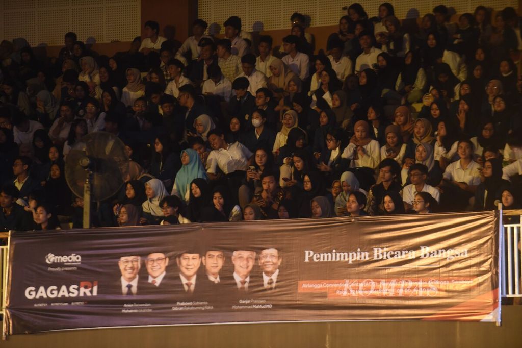 Mahasiswa menghadiri acara Gagas RI di Airlangga Convention Center, Surabaya, Rabu (22/11/2023). Gagas RI diselenggarakan oleh KG Media. Dua pasangan capres-cawapres, yaitu Anies Baswedan-Muhaimin Iskandar serta Ganjar Pranowo-Mahfud MD, menyampaikan ide dan gagasan seputar pembangunan Indonesia ke depan. 