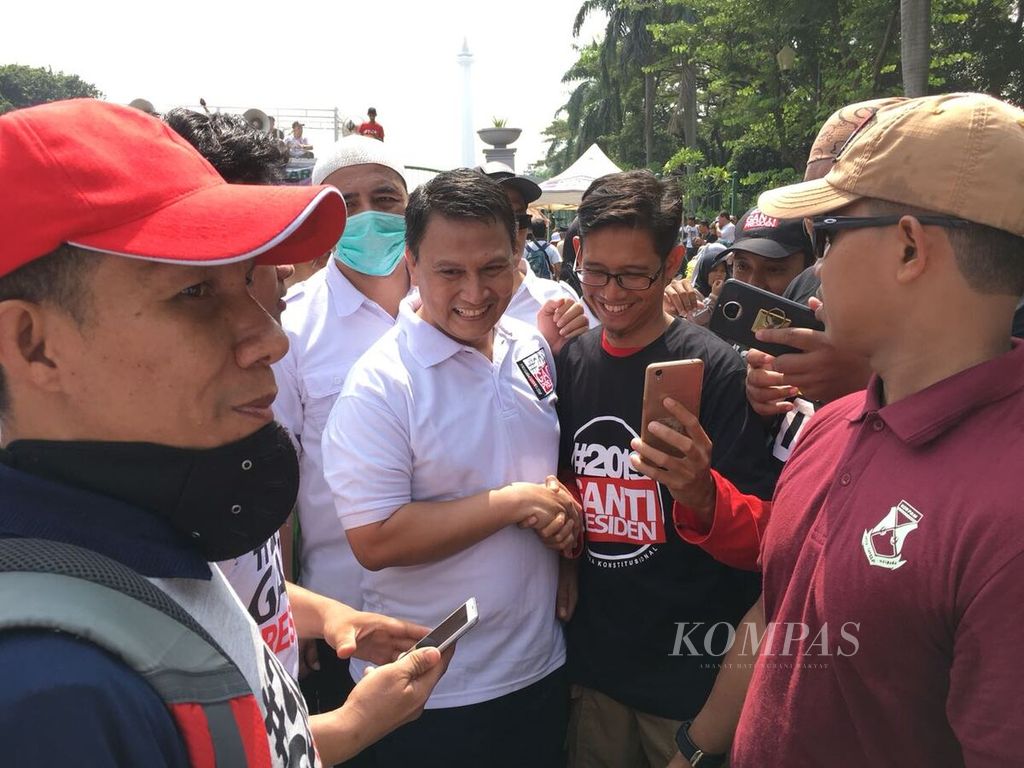 Inisiator deklarasi #2019GantiPresiden Ketua DPP Partai Keadilan Sejahtera Mardani Ali Sera meladeni relawan yang ingin berswafoto dengan dirinya usai deklarasi #2019GantiPresiden di kawasan Monumen Nasional, Jakarta Pusat, pada Minggu (6/5/2018).
