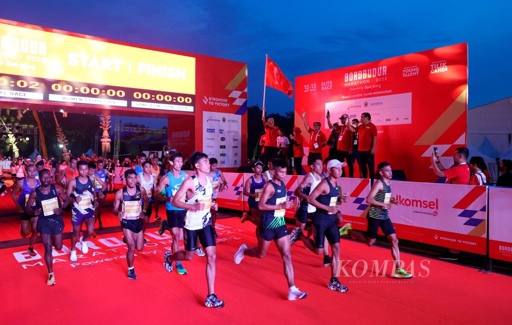 Sebanyak 26 atlet lari Elite Race kategori putra Borobudur Marathon 2022 Powered by Bank Jateng saat mengawali start di kawasan Candi Borobudur, Jawa Tengah, Sabtu (12/11/2022). 