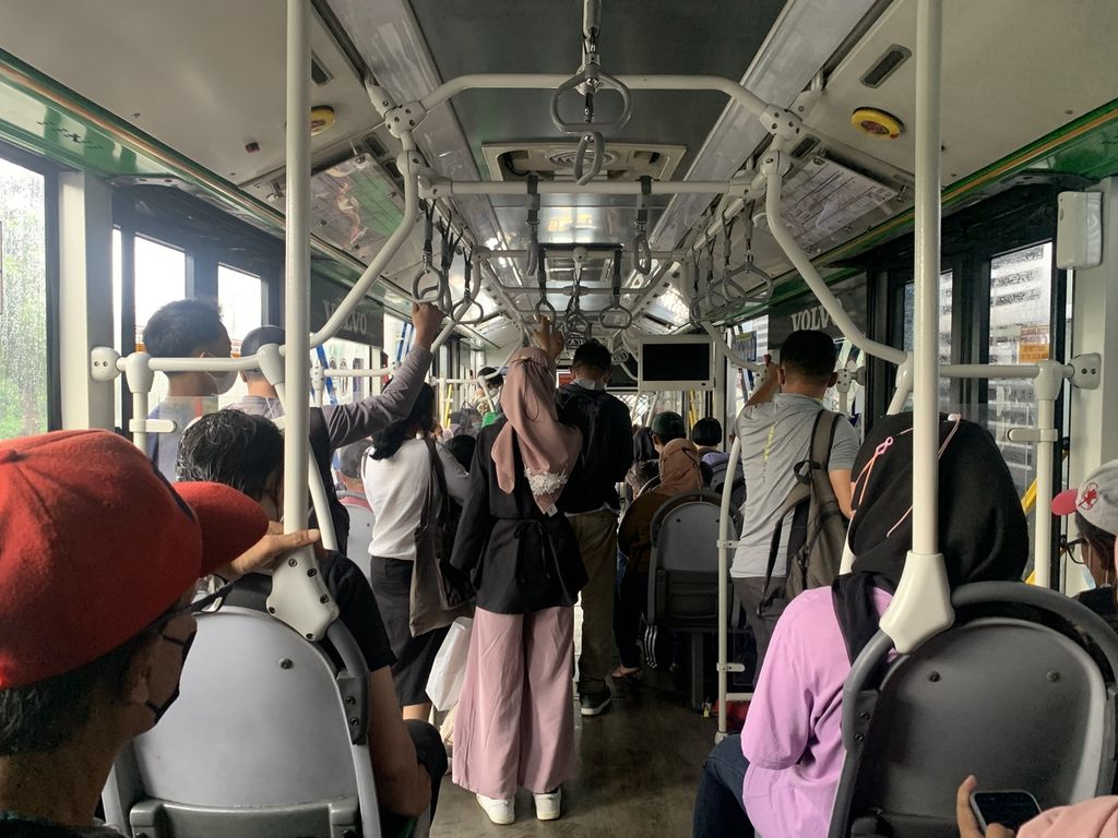 Suasana di dalam bus Transjakarta Koridor 6, rute Tosari-Pulo Gadung, saat berangkat dari Halte Tosari, Menteng, Jakarta Pusat, Senin (7/11/2022).