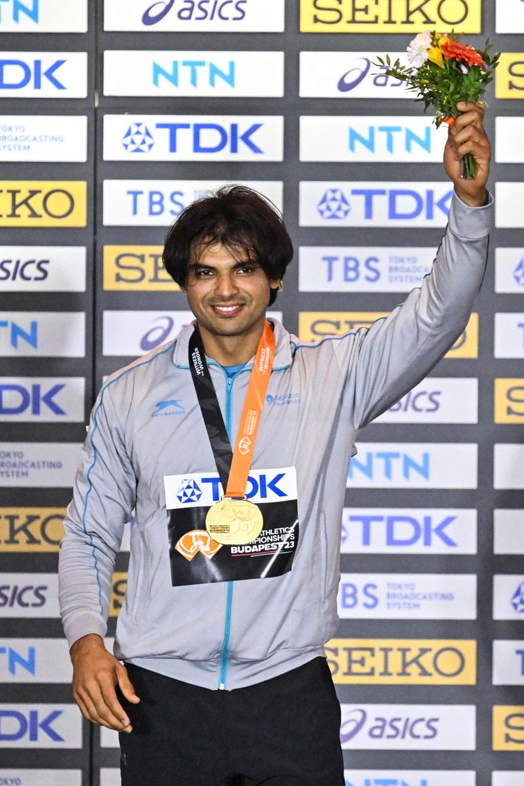 Atlet lempar lembing India, Neeraj Chopra, setelah meraih medali emas Kejuaraan Dunia Atletik di Budapest, Hongaria, 27 Agustus 2023. 