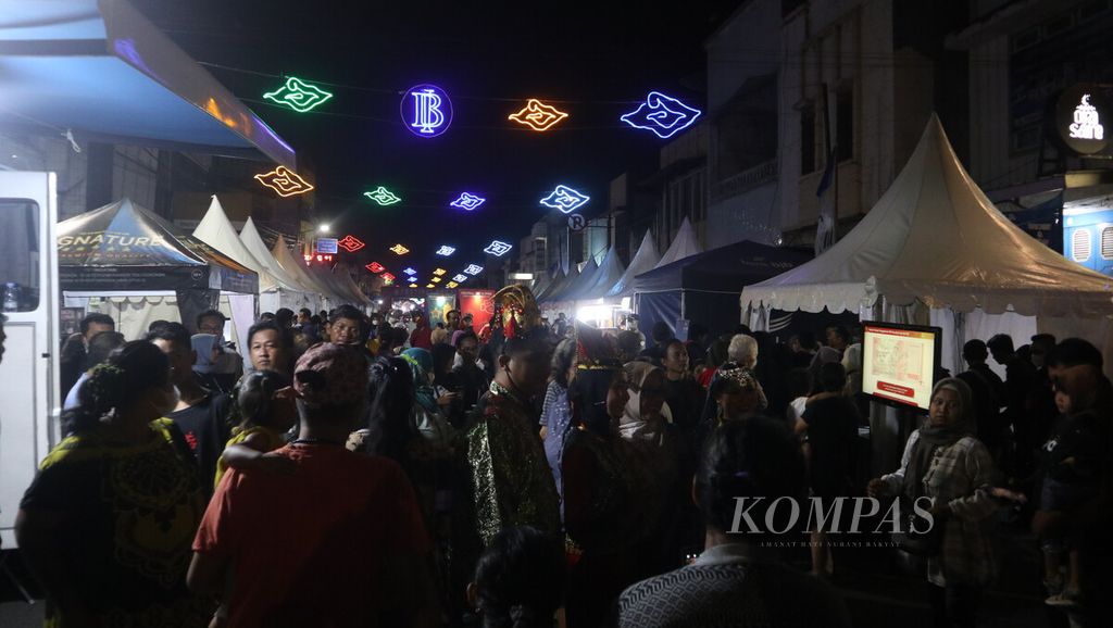 Suasana Festival Pekalipan di Jalan Pekalipan, Kota Cirebon, Jawa Barat, Sabtu (24/9/2022).