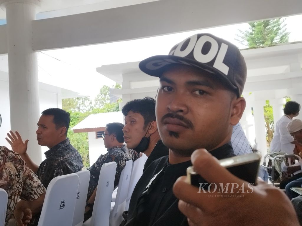 Darwis Malau (25), peserta dalam acara bertajuk ”Disabilitas Cakap Keuangan, Keuangan Semakin Inklusif”, menceritakan pengalamannya saat merintis usaha pangkas rambut di Pendopo Kantor Bupati Toba, Sumatera Utara, Jumat (9/8/2024).