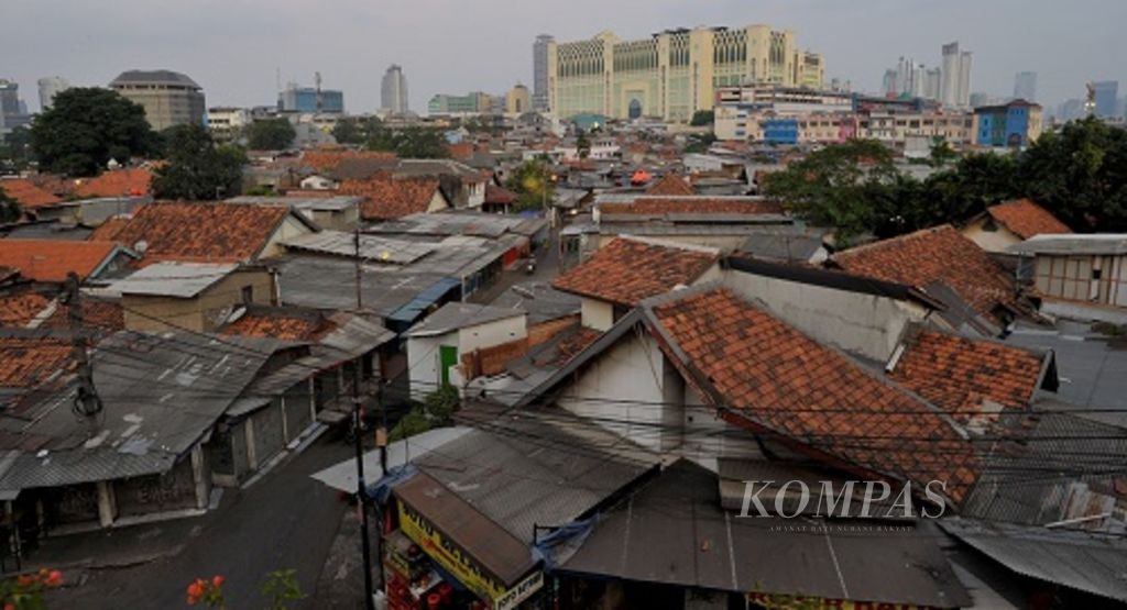 Pemukiman warga di kawasan Tanah Abang, Jakarta Pusat, Selasa (21/7/2015). Meski telah sesak padat, Jakarta tetap menjadi daya tarik para pendatang dari berbagai daerah untuk mengadu nasib di Jakarta. 
