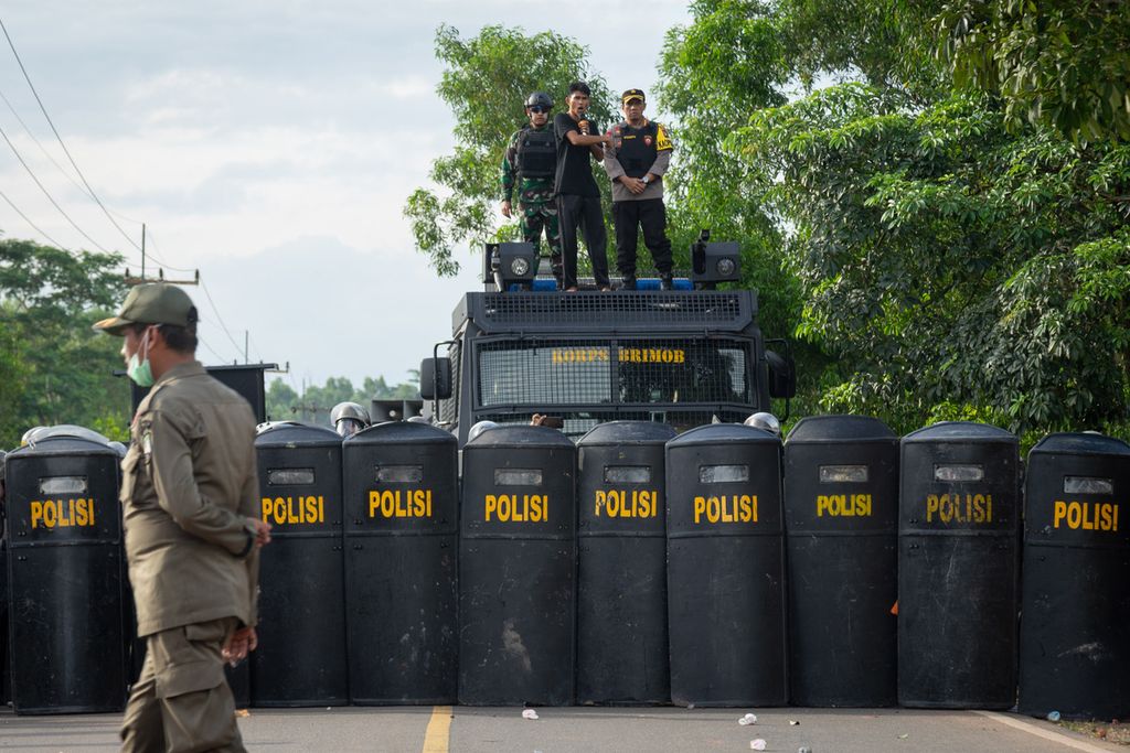 Polisi melakukan pengamanan saat bentrok dengna warga yang menolak pembangunan proyek Rempang Eco City di Pulau Rempang, Batam, Kepulauan Riau, Kamis (7/9/2023).