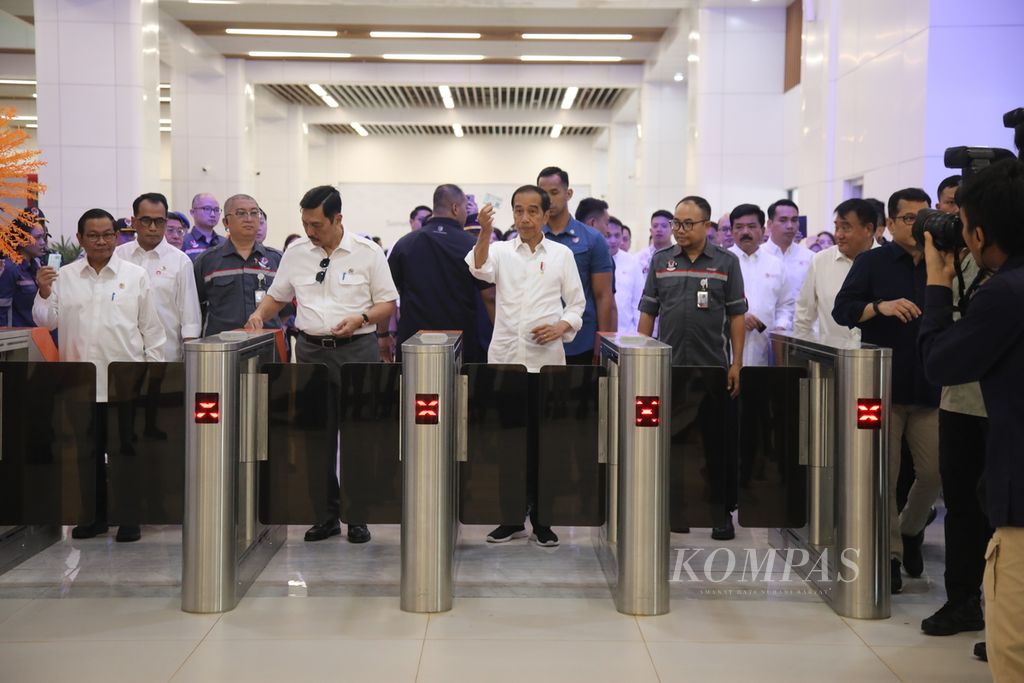 Presiden Joko Widodo tiba di Stasiun Kereta Cepat Jakarta-Bandung (KCJB) Halim, Jakarta, Rabu (13/9/2023). 