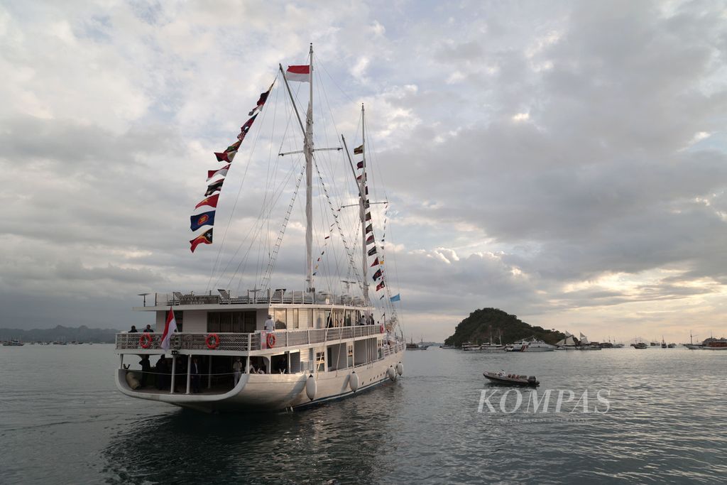  Kapal pinisi Ayana Lako Di'a yang dinaiki para pemimpin ASEAN berlayar di perairan Labuan Bajo, Manggarai Barat, Nusa Tenggara Timur, Rabu (10/5/2023). 