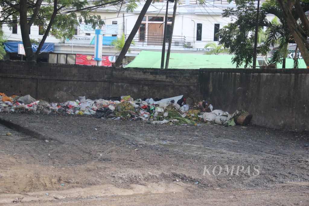 Tempat sampah di Kota Pontianak, Kalimantan Barat, yang dekat dengan permukiman warga. Baunya bahkan tercium hingga ke rumah-rumah penduduk.
