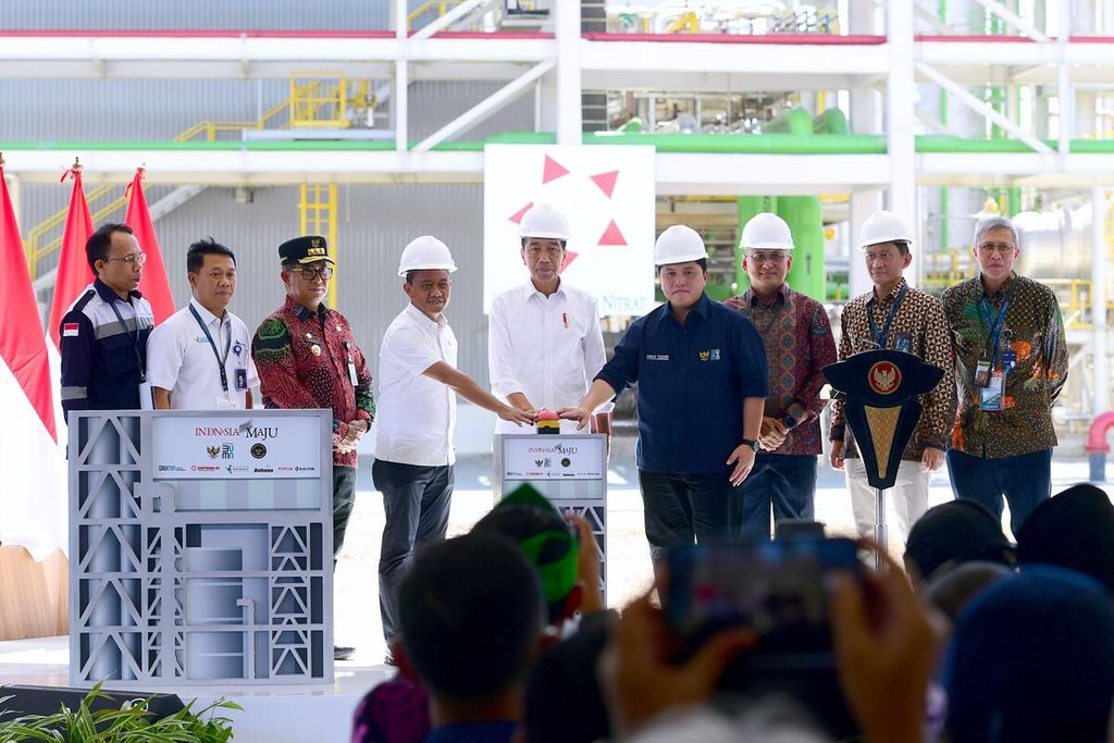 Presiden Joko Widodo menekan sirene tanda peresmian pabrik PT Kaltim Amonium Nitrat di Kota Bontang, Kalimantan Timur, Kamis (29/2/2024).