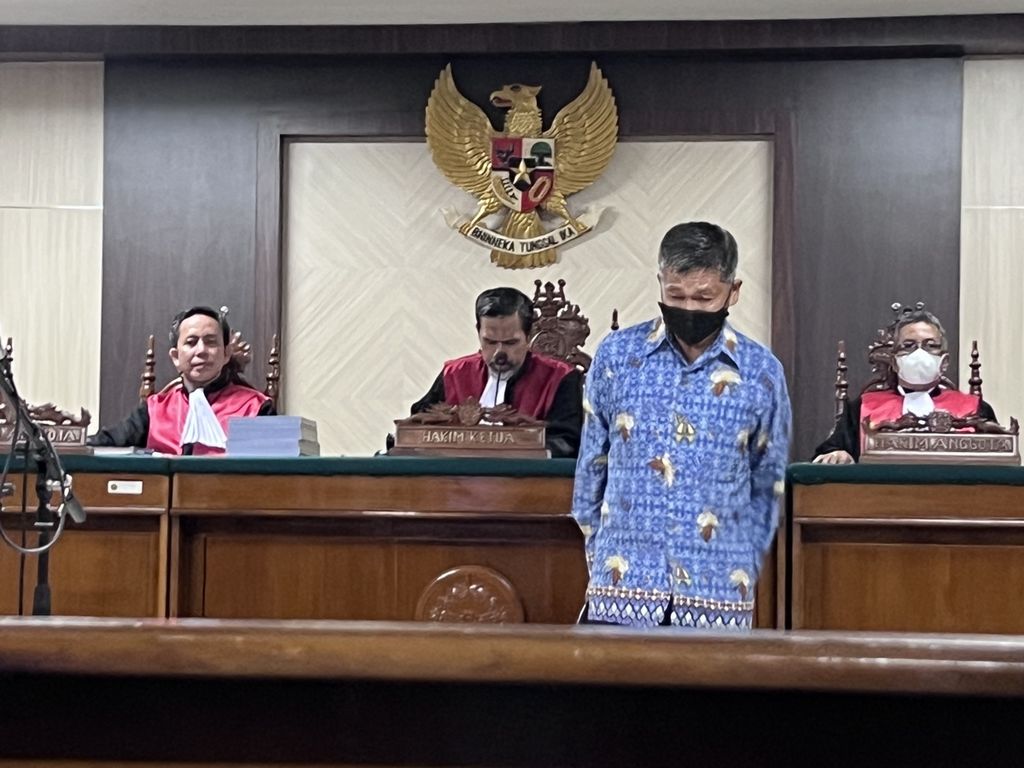 Terdakwa Mayor Inf (Purn)) Isak Sattu berjalan ke kursi terdakwa sesaat sebelum sidang pelanggaran HAM Berat Paniai dimulai di Pengadilan Negeri Makassar, Rabu (21/9/2022).