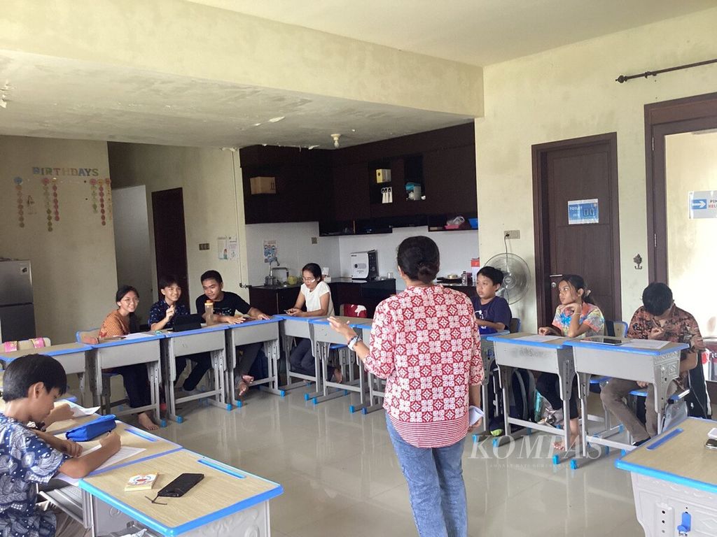 Salah satu pendidik di Pusat Kegiatan Belajar Masyarakat Homy School memberikan materi ajar dengan situasi kelas yang tidak monoton, di Kota Palangkaraya, Kalimantan Tengah, Rabu (12/6/2024). Di tempat itu, penerimaan peserta didik baru sudah mulai dilaksanakan.