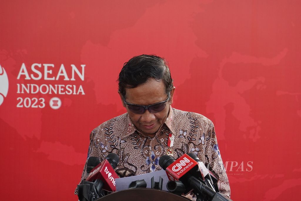 Menkopolhukam Mahfud MD seusai mengikuti rapat terbatas tentang gelar tanda jasa dan tanda kehormatan di Kompleks Istana Kepresidenan Jakarta, Kamis (3/8/2023).