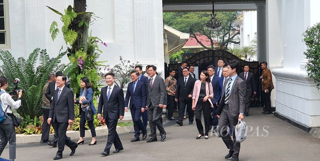 Presiden Joko Widodo menerima kunjungan Chief Executive Hong Kong John Lee di Istana Merdeka, Jakarta, Selasa (25/7/2023). Chief Executive Hong Kong ini disertai delegasi dan pelaku usaha.