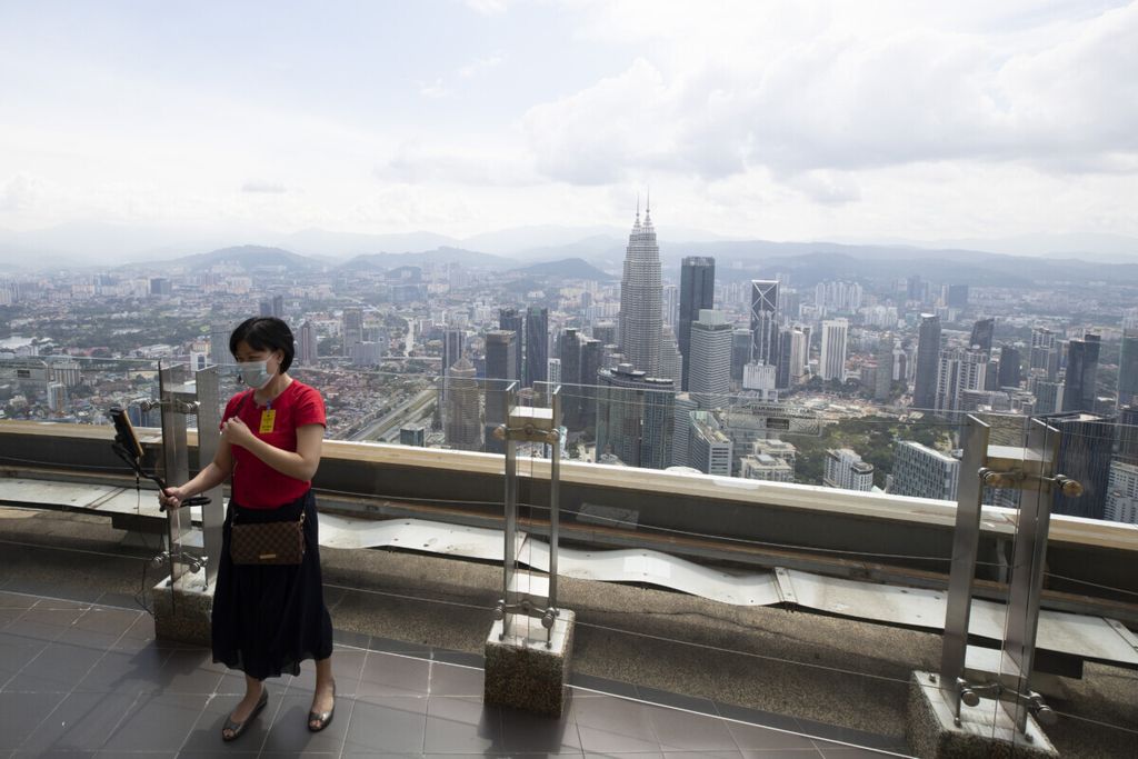 Seorang wisatawan berswafoto di dek observasi Menara Kuala Lumpur di Malaysia, 1 Juli 2020. 