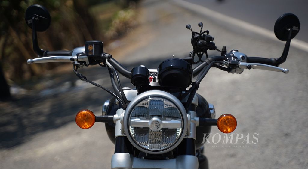 Tampilan <i>headlamp</i> Royal Enfield Super Meteor 650. 