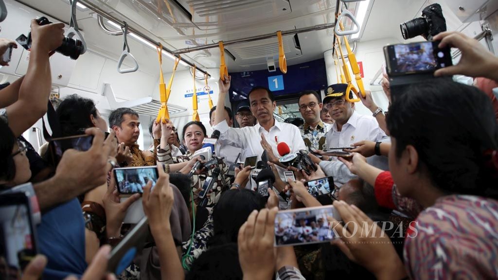 Presiden Joko Widodo menyampaikan keterangan kepada wartawan di atas Moda Raya Terpadu yang melaju dari Stasiun Lebak Bulus menuju Stasiun Bundaran Hotel Indonesia, Jakarta, Selasa (19/3/2019). 