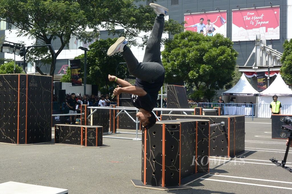 Peserta Brick Parkour Asian Tour Indonesia 2023 nomor gaya bebas melakukan salto di tempat parkir AEON Mall BSD City, Tangerang, Banten, Minggu (13/8/2023). Sebanyak 285 orang mengikuti ajang yang digelar selama dua hari sejak Sabtu ini. 