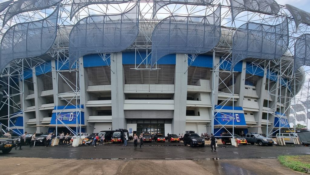 Para personil berjaga di salah satu pintu Stadion Gelora Bandung Lautan Api, Kota Bandung, Jawa Barat, Minggu (2/10/2022). Pengamanan ketat ini dilakukan meskipun laga Persib-Persija di stadion ini dibatalkan.