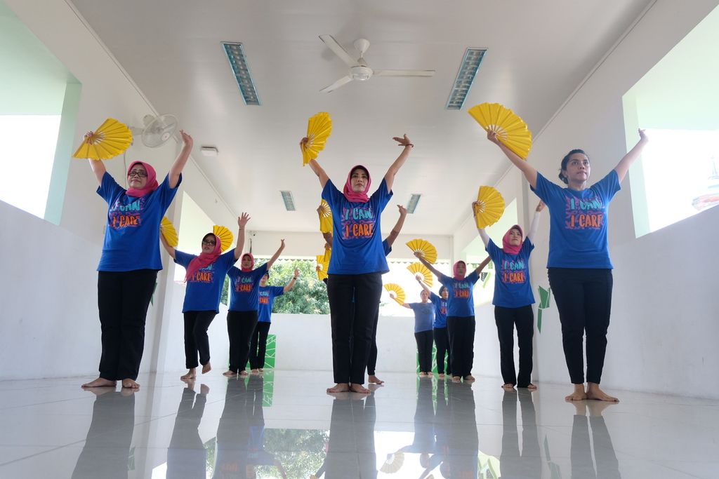 Kelompok tari Cancer Infromation and Support Center (CISC) berlatih tari tepak kipas koneng, tarian daerah DKI Jakarta, di Jakarta, Rabu (29/1/2020). Para penari merupakan penyintas dan penderita kanker.