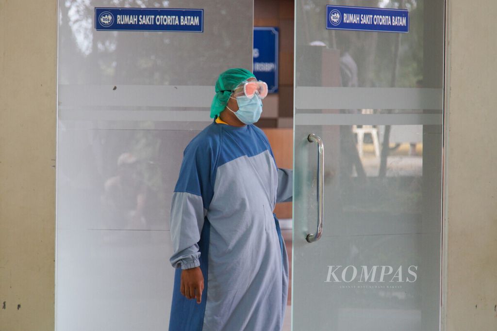 Salah satu tenaga medis di Rumah Sakit Badan Pengusahaan Batam, Kepulauan Riau, bersiap menangani pasien Covid-19, Jumat (1/5/2020).