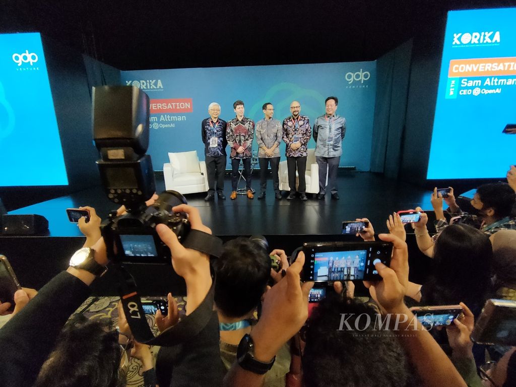 Wartawan mengambil foto CTO GDP Venture On Lee, CEO OpenAI Sam Altman, Menteri Pendidikan, Kebudayaan, Riset, dan Teknologi Indonesia Nadiem Makarim, Ketua Korika Prof Hammam Riza, dan COO PT Djarum Victor Hartono di akhir acara "Conversation with Sam Altman" yang digelar di Jakarta, pada Rabu (14/6/2023). Dalam acara ini, Altman memberikan pendapatnya tentang pengembangan AI.