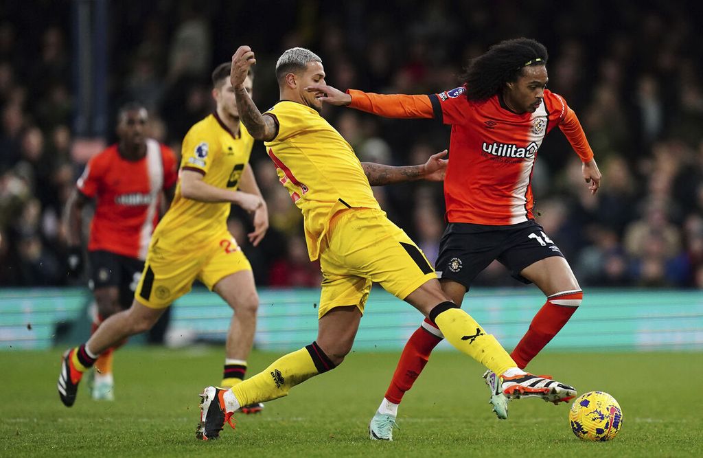 Pemain Luton Town, Tahith Chong (kanan), saat laga melawan Sheffield United di Stadion Kenilworth Road, Luton, Sabtu (10/2/2024). Chong akan menjandi andalan saat Luton menjamu mantan klubnya, Manchester United, Minggu (18/2/2024).