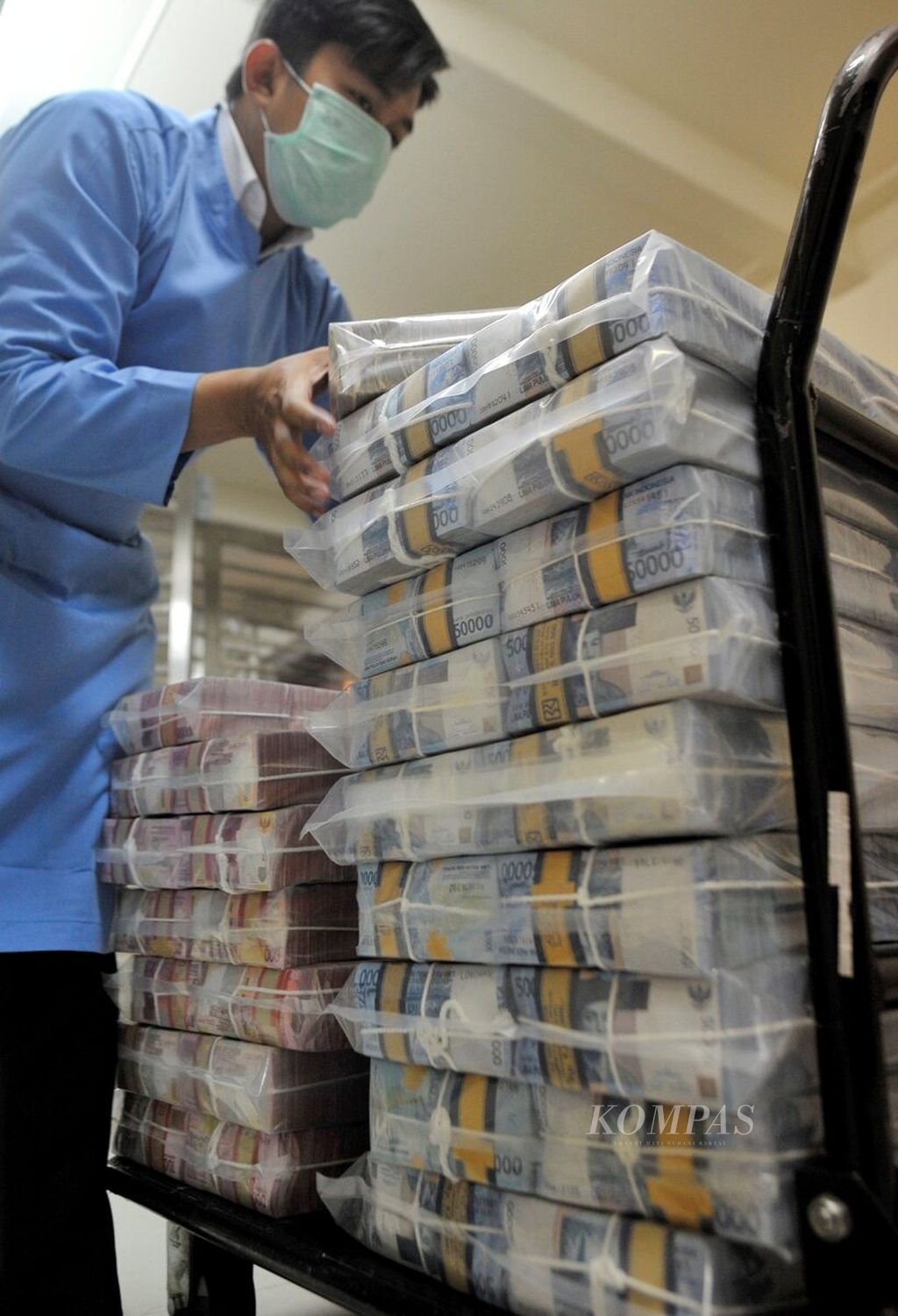 Petugas menyiapkan uang tunai di Cash Center PT Bank Rakyat Indonesia. Foto diambil Januari 2018 