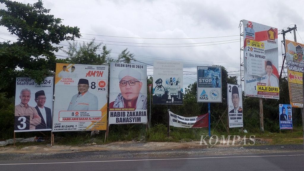 Sejumlah baliho calon anggota legislatif dan calon presiden di Pemilu 2024, di tepi Jalan Ahmad Yani, Kecamatan Gambut, Kabupaten Banjar, Kalimantan Selatan, Minggu (10/12/2023).