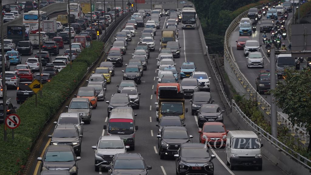 Kepadatan lalu lintas kendaraan di Jalan Gatot Subroto, Jakarta Selatan, Jumat (25/8/2023). 