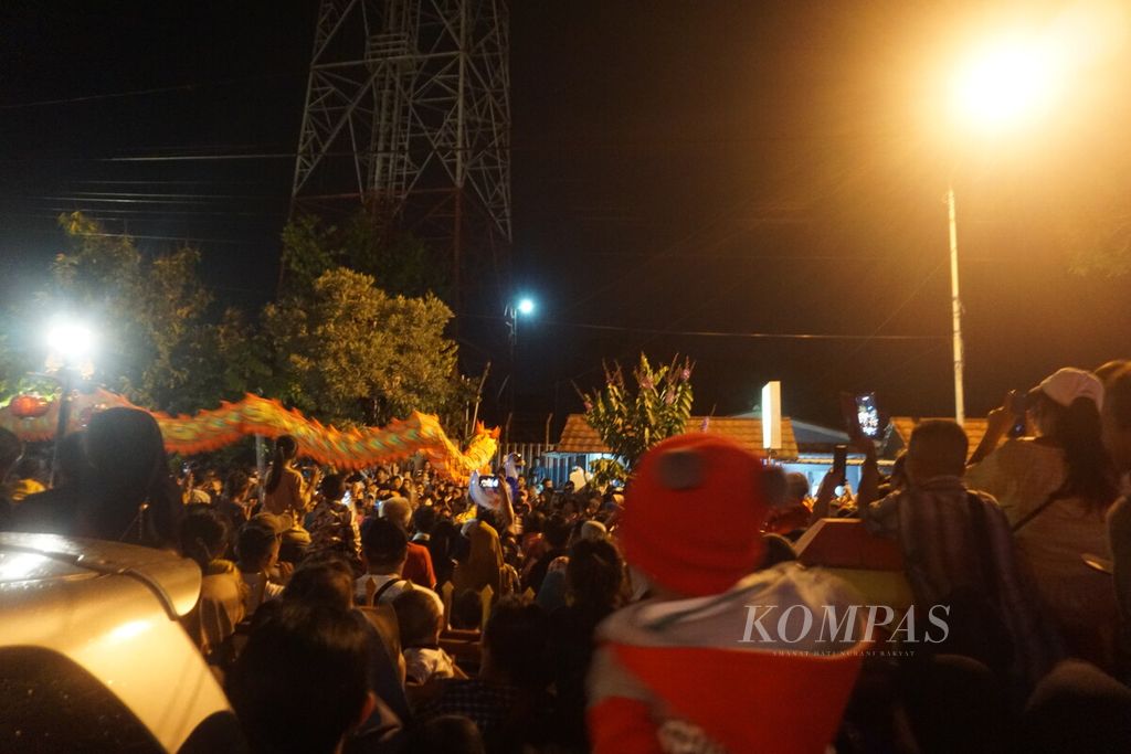 Warga antusias menyaksikan atraksi liong dan barongsai pada perayaan Cap Go Meh di Kelenteng Boen Tek Bio Banyumas, Jawa Tengah, Jumat (22/2/2024) malam.