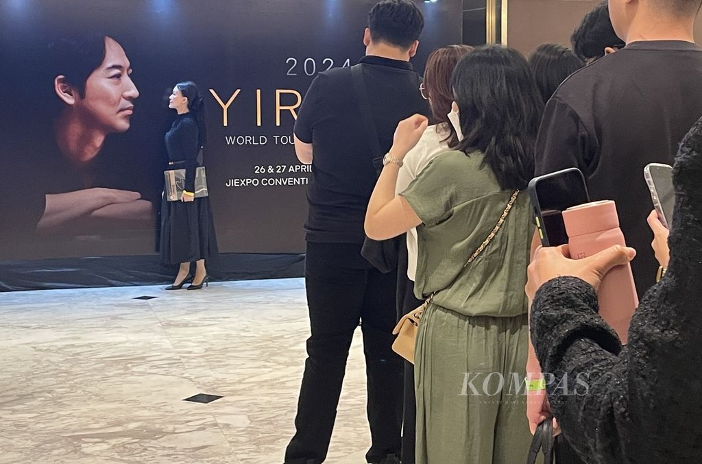 Visitors queued up to take pictures at the marker for the solo concert of South Korean pianist Yiruma on Friday (26/4/2024) at the JIExpo Convention and Theater in Jakarta.