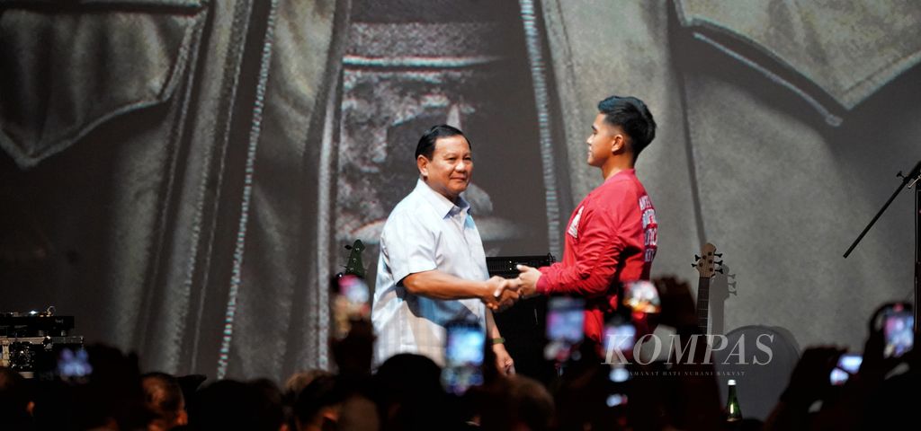 Ketua Umum Partai Solidaritas Indonesia Kaesang Pangarep (kanan) menyambut bakal calon presiden Prabowo Subianto saat tiba dalam acara Konser Pilpres Santuy: Ojo Rungkad yang digelar Partai Solidaritas Indonesia di Djakarta Theater, Jakarta, Selasa (24/10/2023). 
