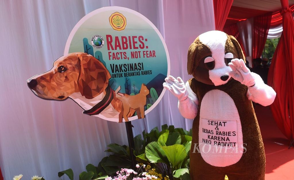 Petugas yang memakai kostum boneka karakter anjing saat peringatan Hari Rabies 2021 yang dihadiri Menteri Pertanian Syahrul Yasin Limpo di Pusat Veteriner Farma (Pusvetma) Jawa Timur, Surabaya, Jumat (10/8/2021). 