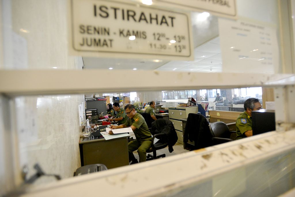 Sejumlah PNS Biro Umum Pemerintah Provinsi DKI Jakarta melakukan tugas dinasnya di Balai Kota, Jakarta, Senin (4/8/2014).