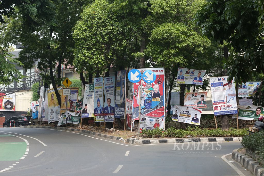 Dereta alat peraga kampanye Pemilu 2024 berupa poster yang dipasang di pinggir jalanan di Kota Jakarta, Rabu (27/12/2023).