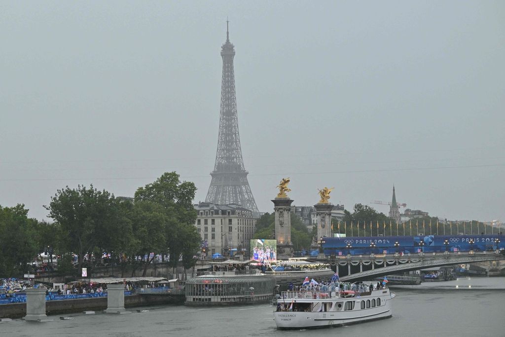 Kontingen Korea Selatan bersama kontingen Republik Demokratik Kongo, Kepulauan Cook, Kosta Rika, dan Pantai Gading saat pembukaan Olimpiade Paris 2024 di Place du Trocadero, Sabtu (27/7/2024) dini hari WIB. 