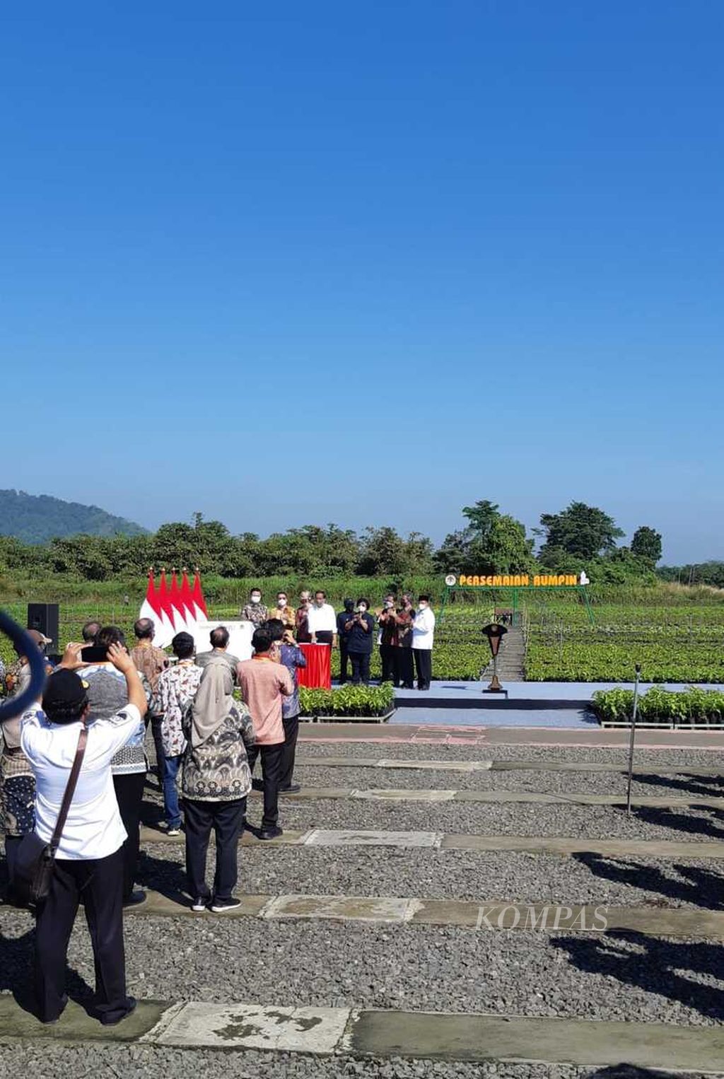 Presiden Joko Widodo pada acara Peresmian Persemaian Rumpin, Peluncuran Program Rehabilitasi Mangrove, dan World Mangrove Center di persemaian Rumpin, Kabupaten Bogor, Provinsi Jawa Barat, Jumat (10/6/2022).