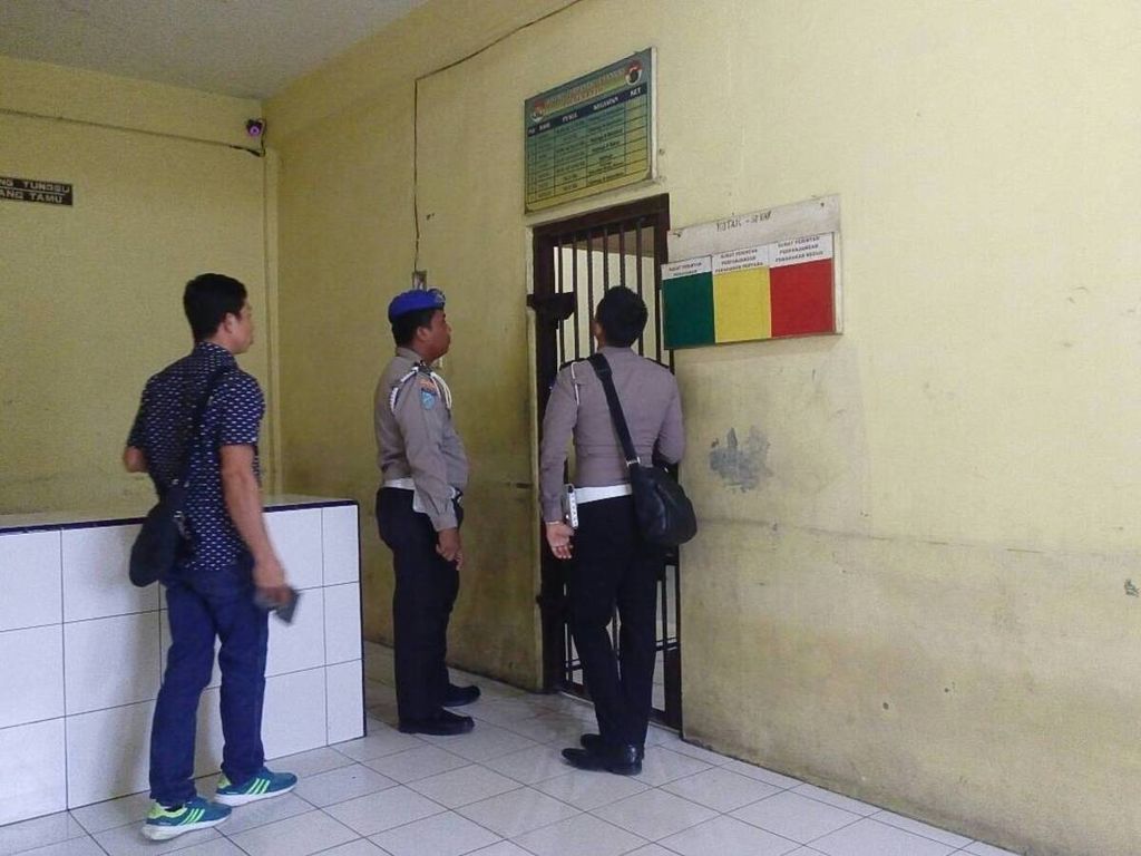 Pintu masuk ruang tahanan narkoba Polres Binjai, Minggu (14/5). Sebanyak 18 tahanan kabur pada Sabtu (13/5) sekitar pukul 20.00.