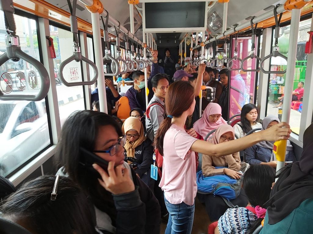 Suasana di dalam salah satu bus Transjakarta yang melintasi Jalan Fatmawati, Jakarta Selatan, Kamis (16/1/2020).