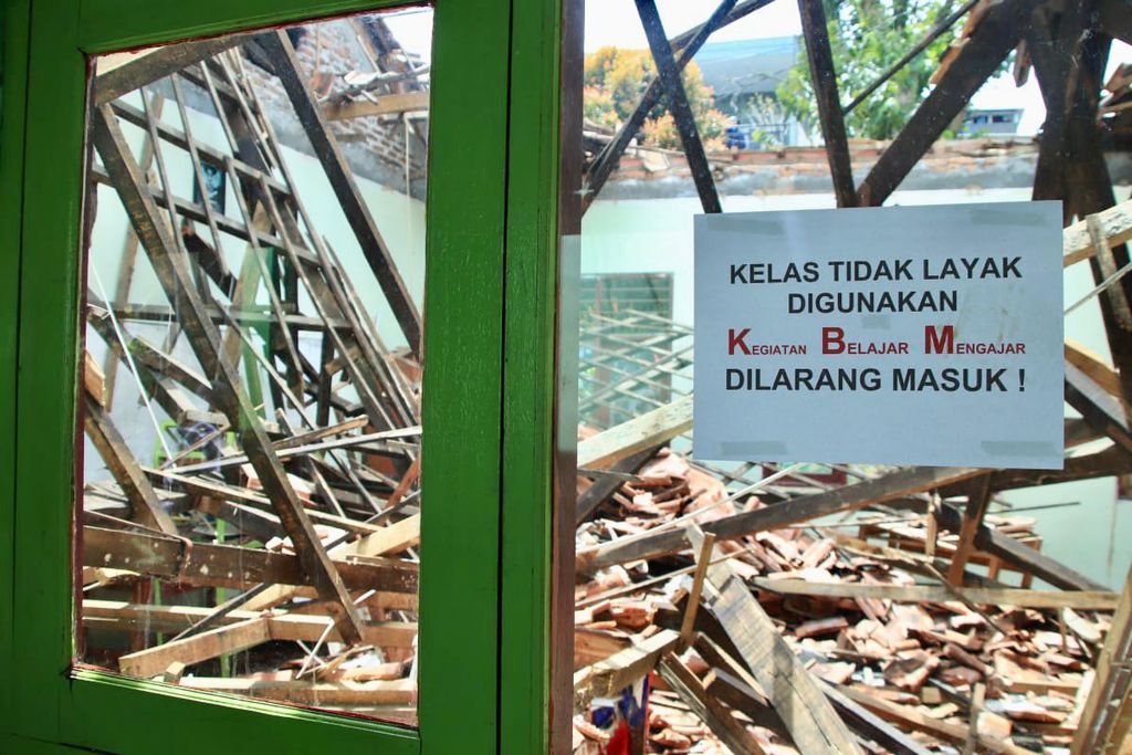 Bangunan atap ruang kelas di Sekolah Dasar Negeri Bantarjati 9, Bogor Timur, ambruk pada Jumat (25/11/2022). Pemkot Bogor langsung menganggarkan dana perbaikan untuk sekolah itu.