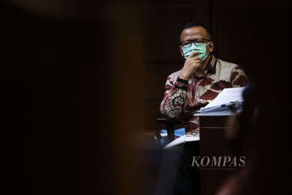 Bekas Menteri Kelautan dan Perikanan, Edhy Prabowo (kiri) mendengarkan keterangan saksi dalam persidangan lanjutan perkara dugaan suap izin ekspor benih lobster atau benur di Kementerian Kelautan dan Perikanan di Pengadilan Tindak Pidana Korupsi, Jakarta, Rabu (28/4/2021). 