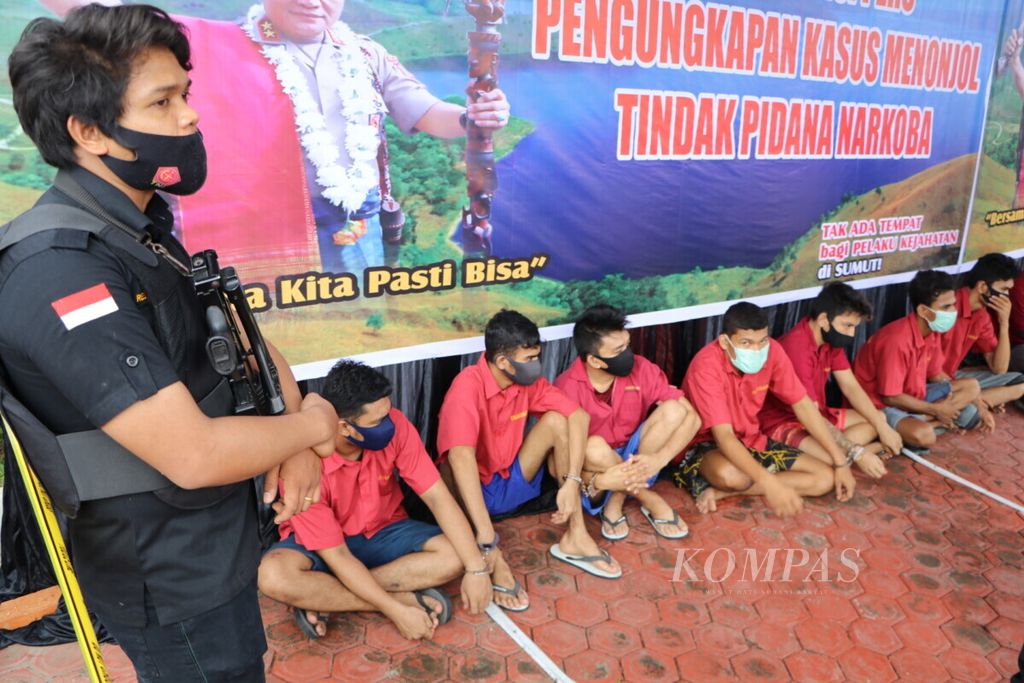Petugas Kepolisian Daerah Sumatera Utara menunjukkan tersangka pelaku kejahatan narkoba di Medan, Sumut, Rabu (11/11/2020). 