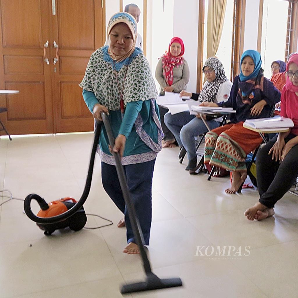 Suasana pelatihan di Sekolah Pekerja Rumah Tangga (PRT) di sebuah rumah di Jalan Paso, Jagakarsa, Jakarta Selatan, Minggu (18/6/2017).