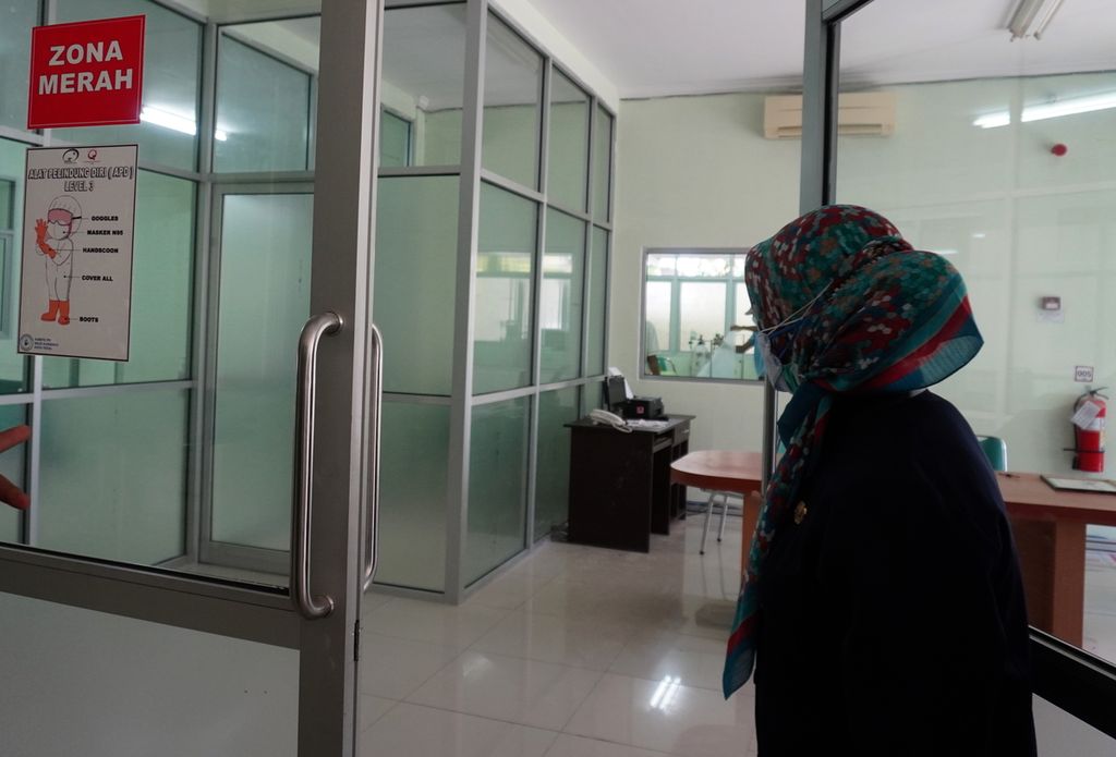 Petugas memasuki calon ruangan baru yang disiapkan untuk merawat pasien Covid-19 di Rumah Sakit Umum Daerah Kardinah Kota Tegal, Jawa Tengah, Rabu (30/6/2021). Rumah sakit rujukan Covid-19 yang menyiapkan 177 tempat tidur itu merawat sebanyak 153 pasien Covid-19 pada Rabu siang. Dengan demikian, tingkat keterisian tempat tidur di rumah sakit itu mencapai 86,44 persen.