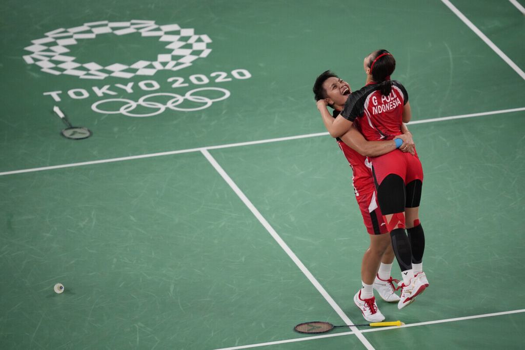 Pebulu tangkis Indonesia, Greysia Polii dan Apriyani Rahayu, merayakan kemenangan mereka di Olimpiade Tokyo 2020, Sabtu (31/7/2021) 